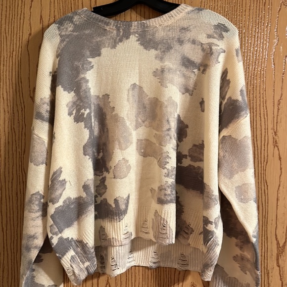 Frayed Women’s Sweater - Picture 7 of 7